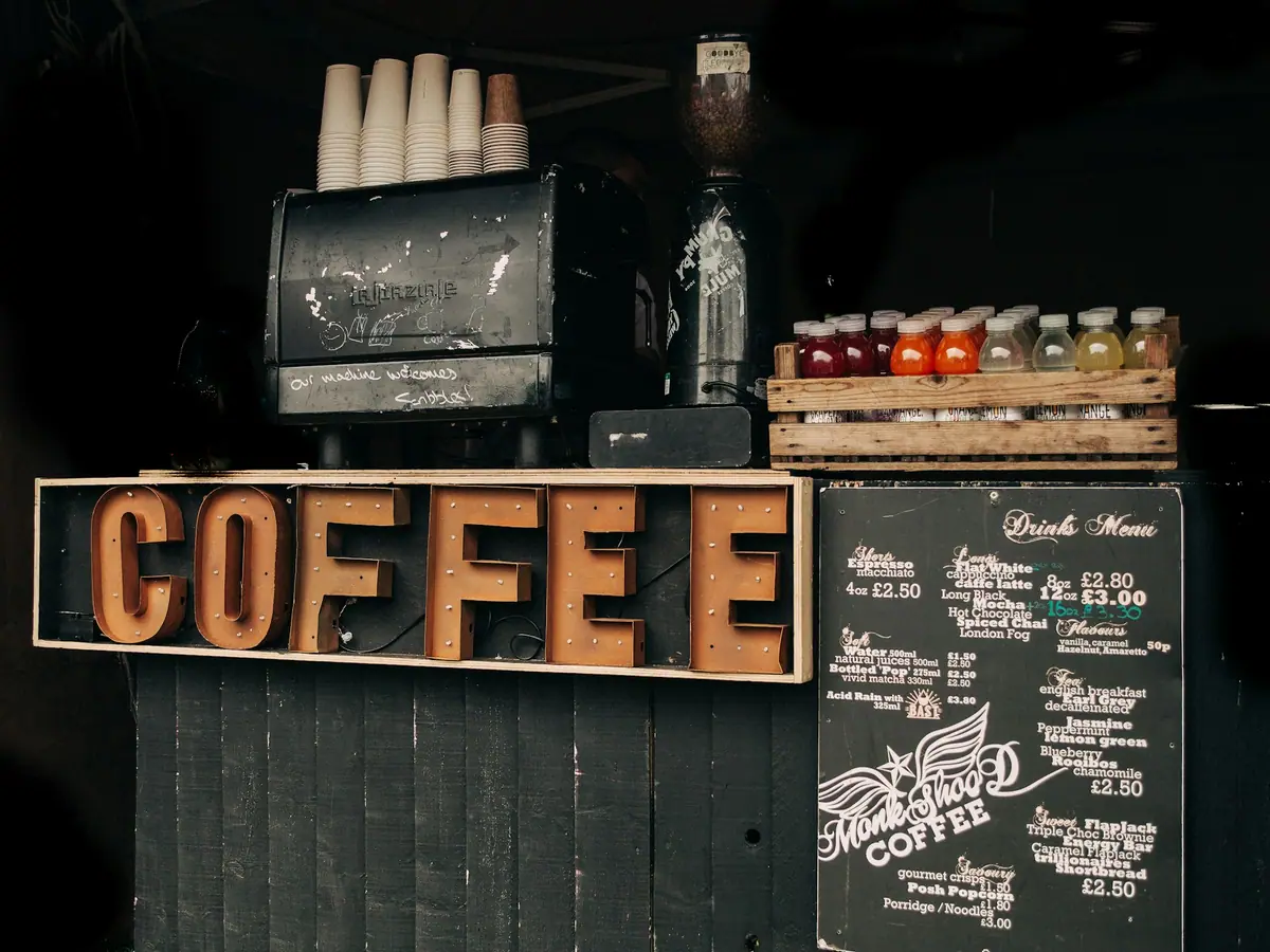 שלט COFFEE מואר ומכונת האספרסו באירוע ערב